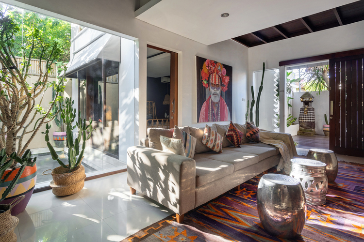 Udobna i prostrana dnevna soba opremljena u modernom eklektičnom stilu